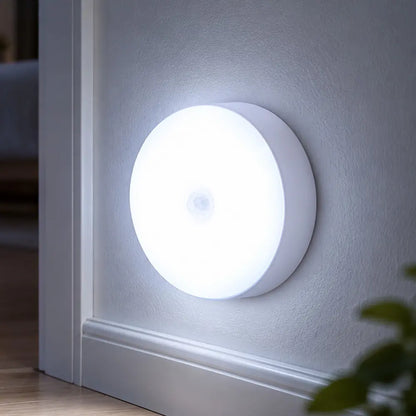 ✨【4 kusy za 23 eur】🔵 Okrúhle LED nočné svetlo so senzorom pohybu – nabíjateľné cez USB, bezdrôtové, s magnetickým nástenným úchytom | Ideálne do spální, na schodiská, do chodieb a šatníkov 🌙🏠